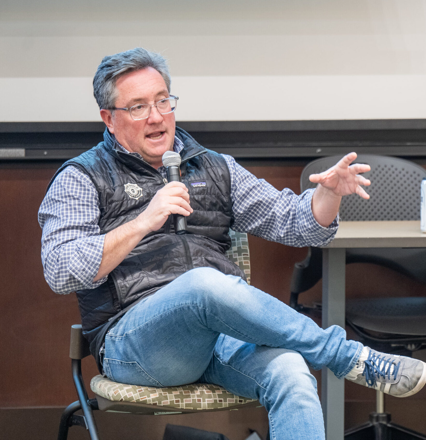 Alumnus Jeremy Duffy talking with students.